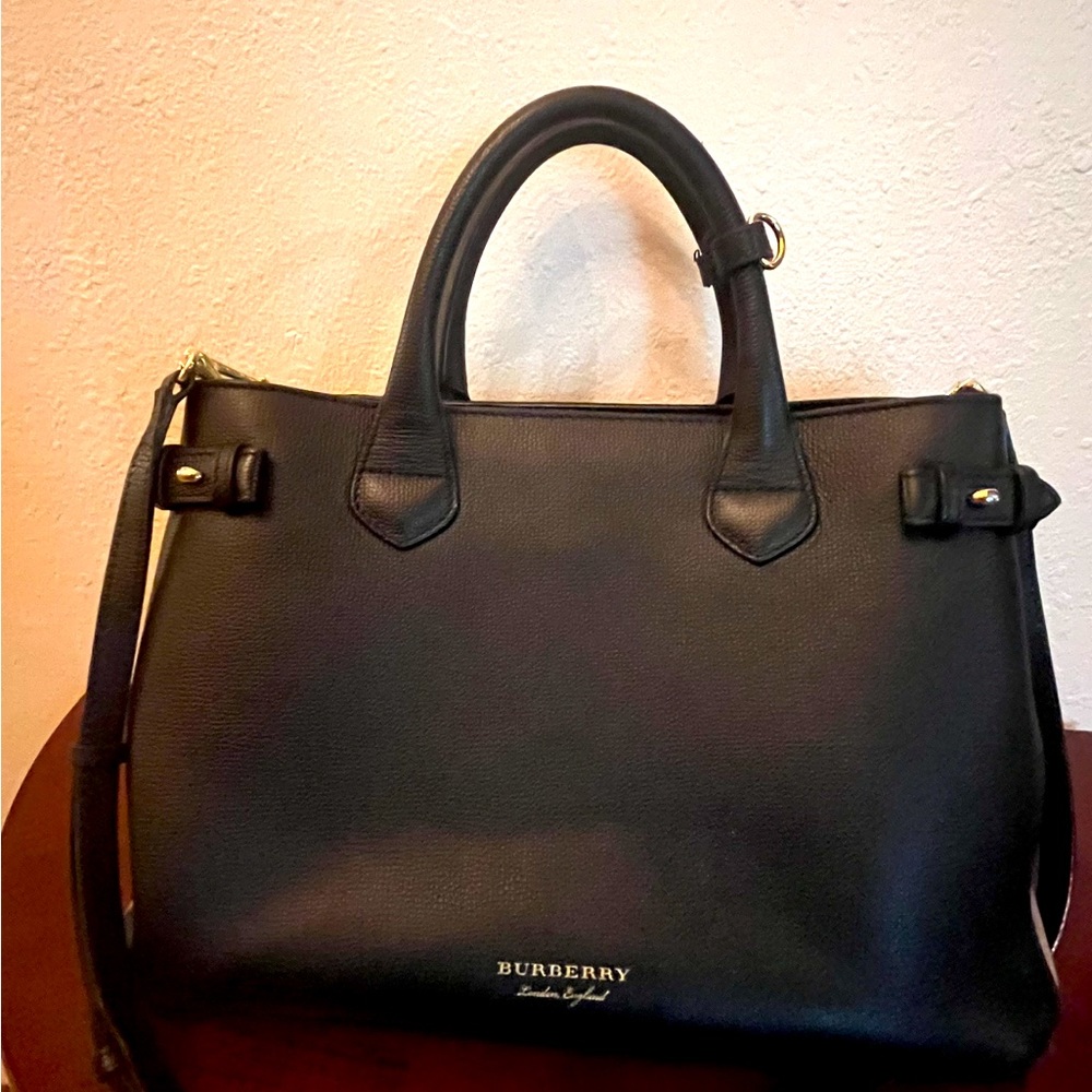 ♥️Burberry Medium Banner House Check Leather Tote♥️